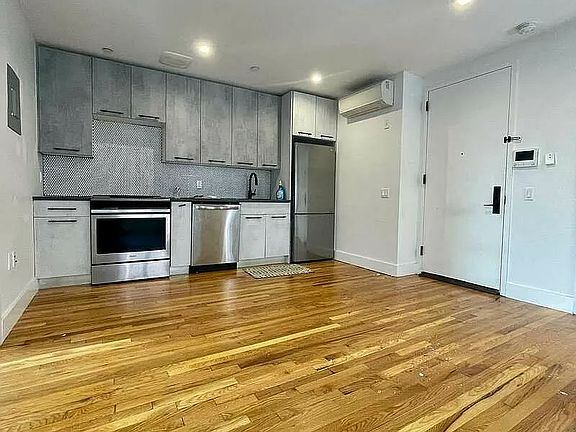 4th image of 692 Chauncey St #1
