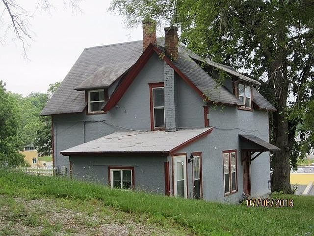 2nd image of 205 Pleasant St