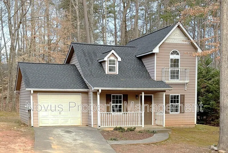 3 bed, 2.0 bath, 1056 sqft, $1,395 — Photo 1