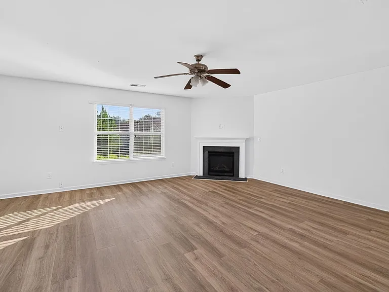 2472 Melfield Dr — Photo 10