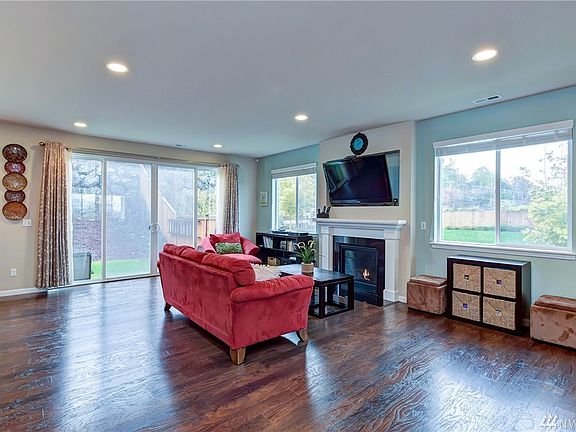 5th image of 725 77th Dr SE