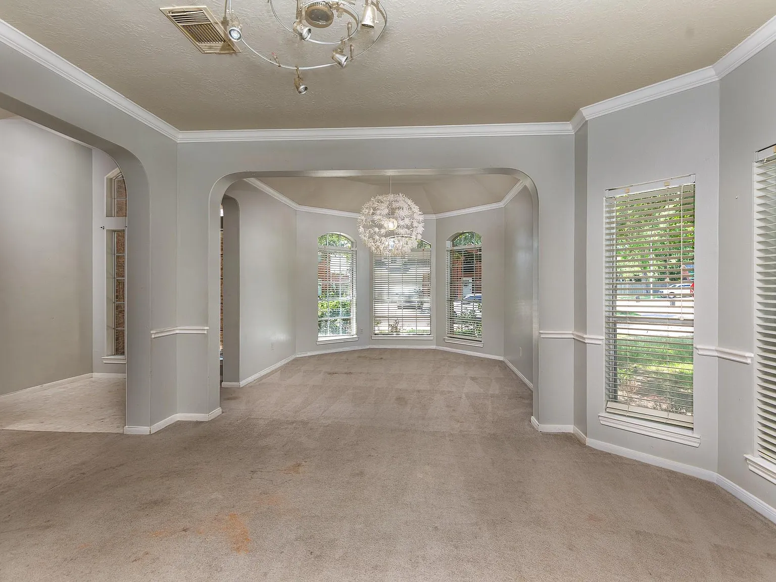 3 bed, 2.0 bath, 2296 sqft, $1,800 — Photo 3