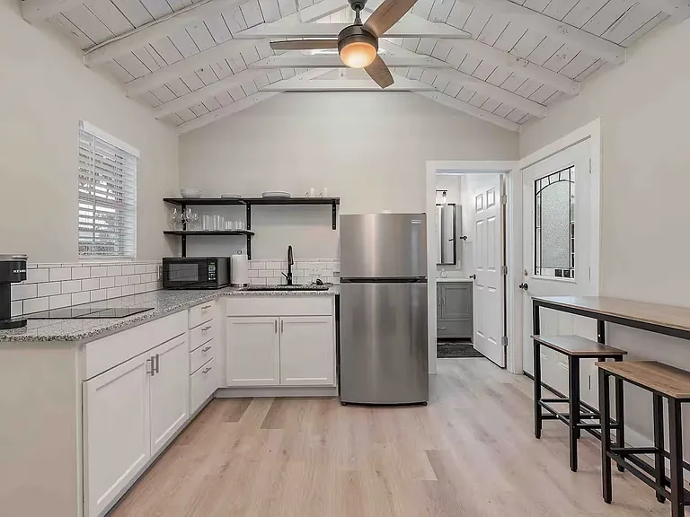 401 Gilbert St #B — Photo 1