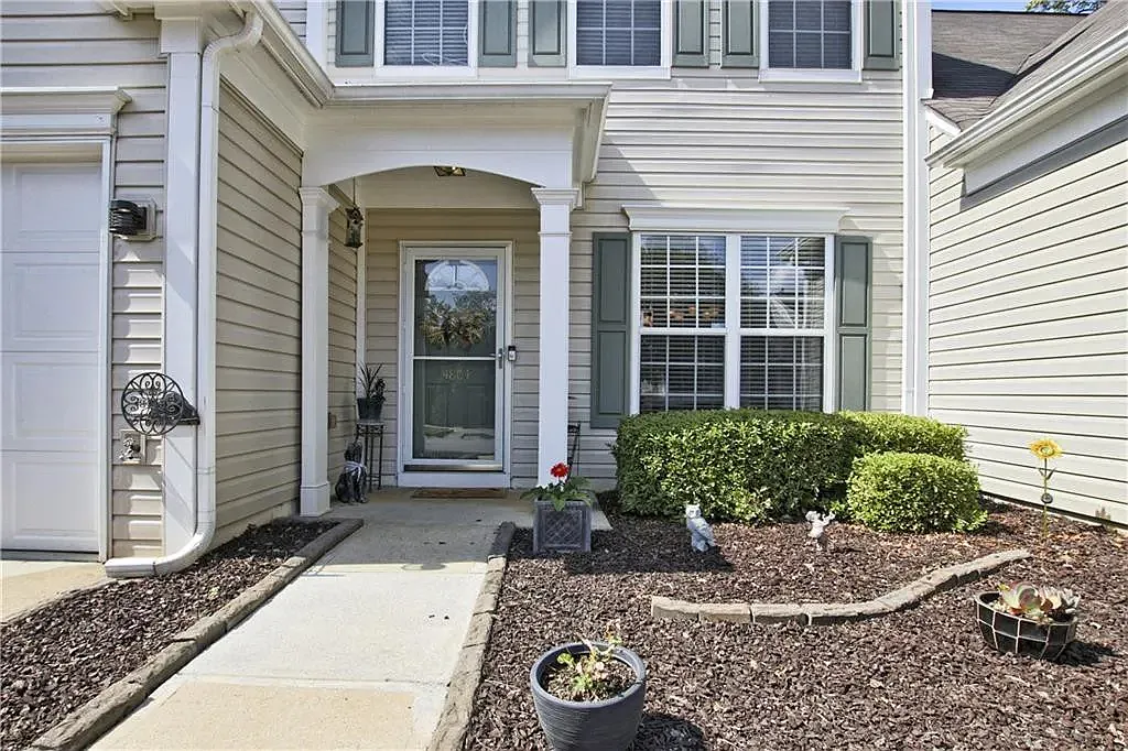 3 bed, 1642 sqft, $2,600 — Photo 2