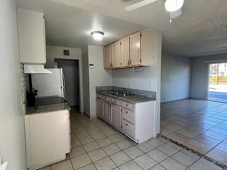 1004 N Jones Blvd #A — Photo 7