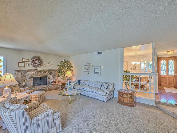 5th image of 741 Carmelita Dr