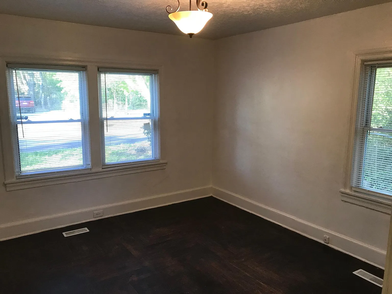 1102 E Elm St — Photo 3