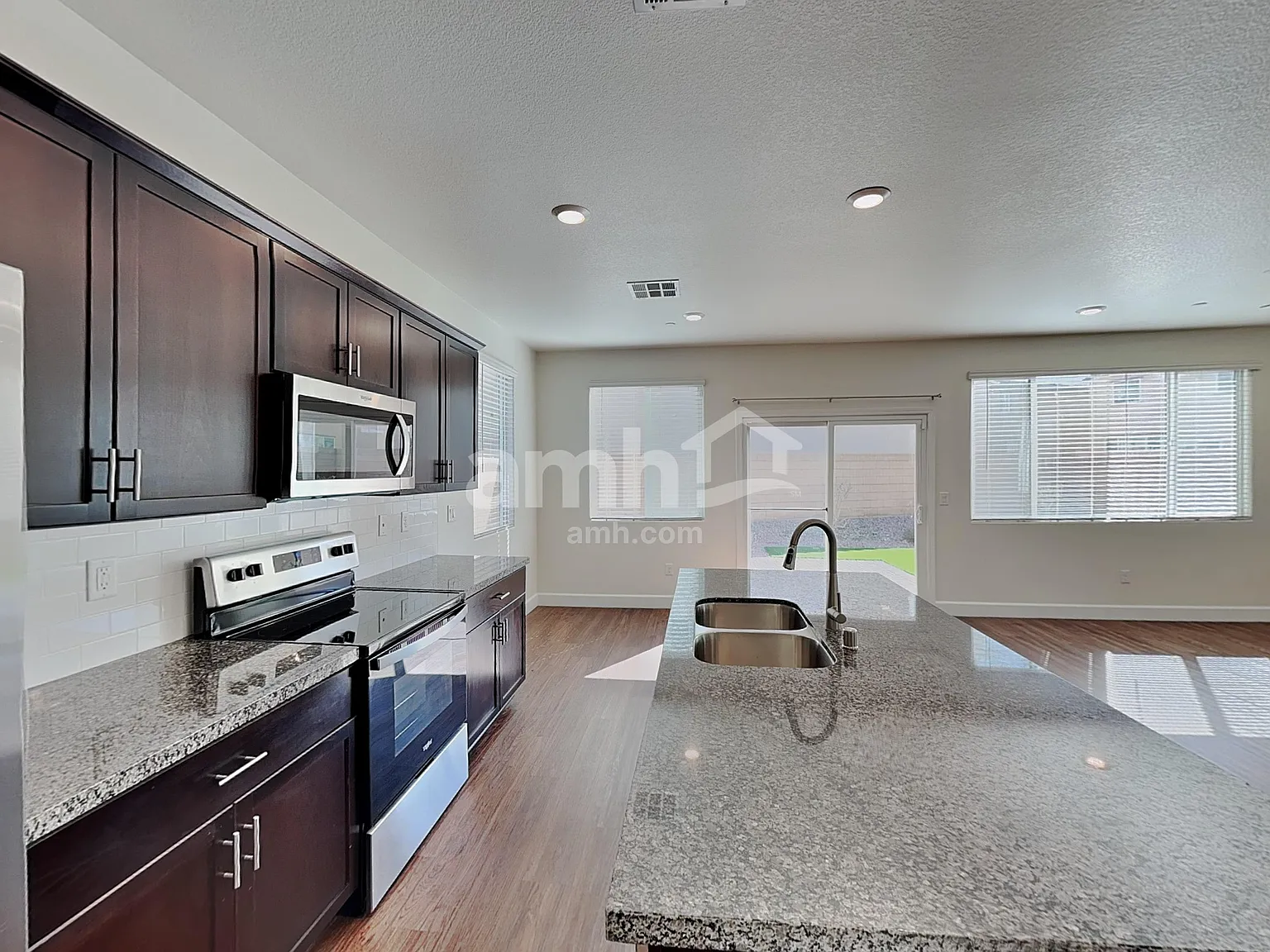 4 bed, 3.0 bath, 2211 sqft, $2,555 — Photo 3