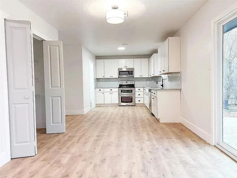 218 SE Surrey Pl — Photo 6