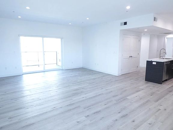 2nd image of 947 Wilcox Ave #401
