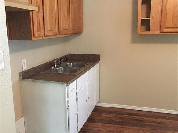 4th image of 2555 Stovall Dr