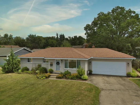 2622 Tampa Dr, Wolverine Lake, MI 48390