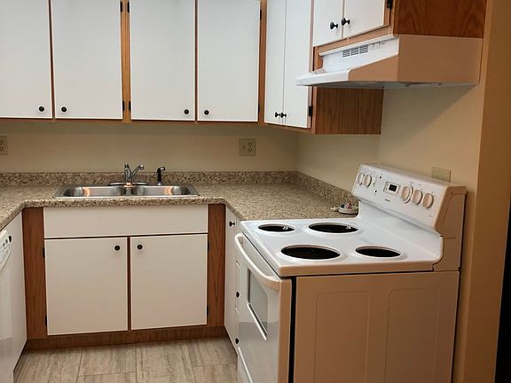 3rd image of 616 10th Ave N #7