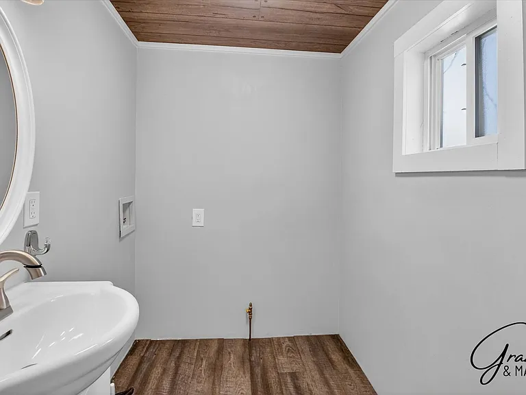 2315 Yemans St — Photo 15