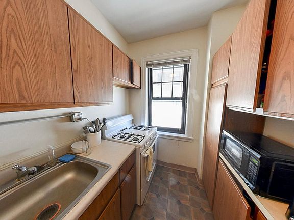 5th image of 440 W Briar Pl #402