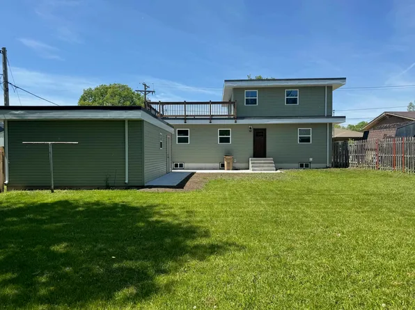 912 12th St NW, Minot, ND 58703