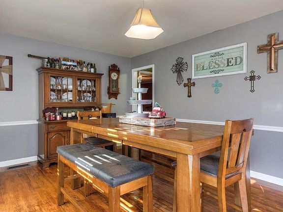 2nd image of 213 Chestnut Dr