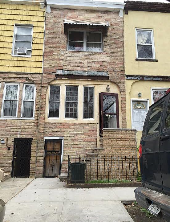 1st image of 130 E 29th St