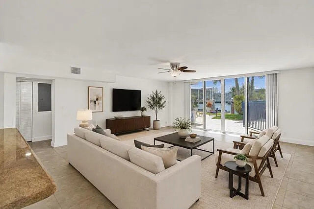 1717 N Riverside Dr #1 — Photo 3