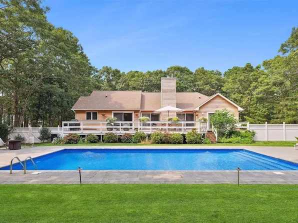 2 Douglas Court, Hampton Bays, NY 11946