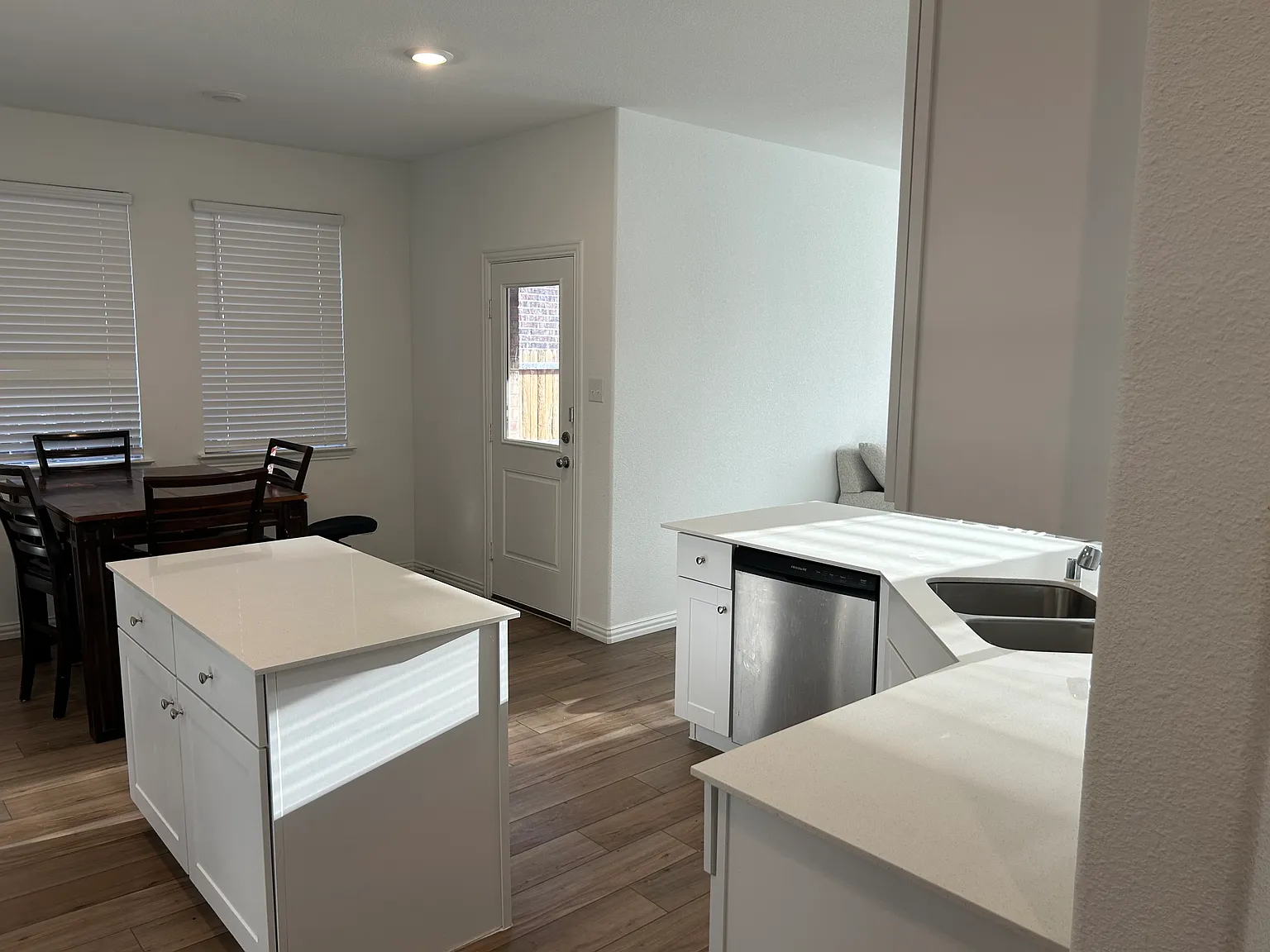 4 bed, 2000 sqft, $2,495 — Photo 3