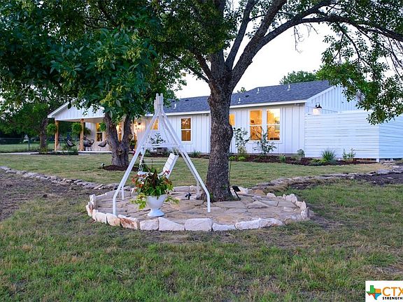 4th image of 828 Shaw Ln
