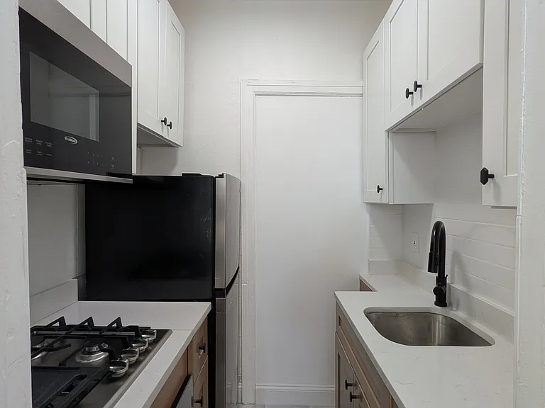 1036 W Walnut St #3F — Photo 11