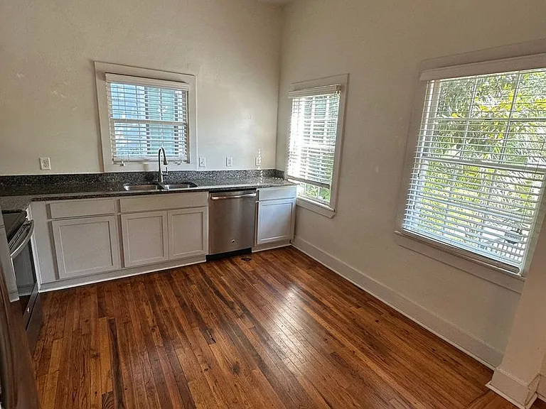 614 E Henry St — Photo 5