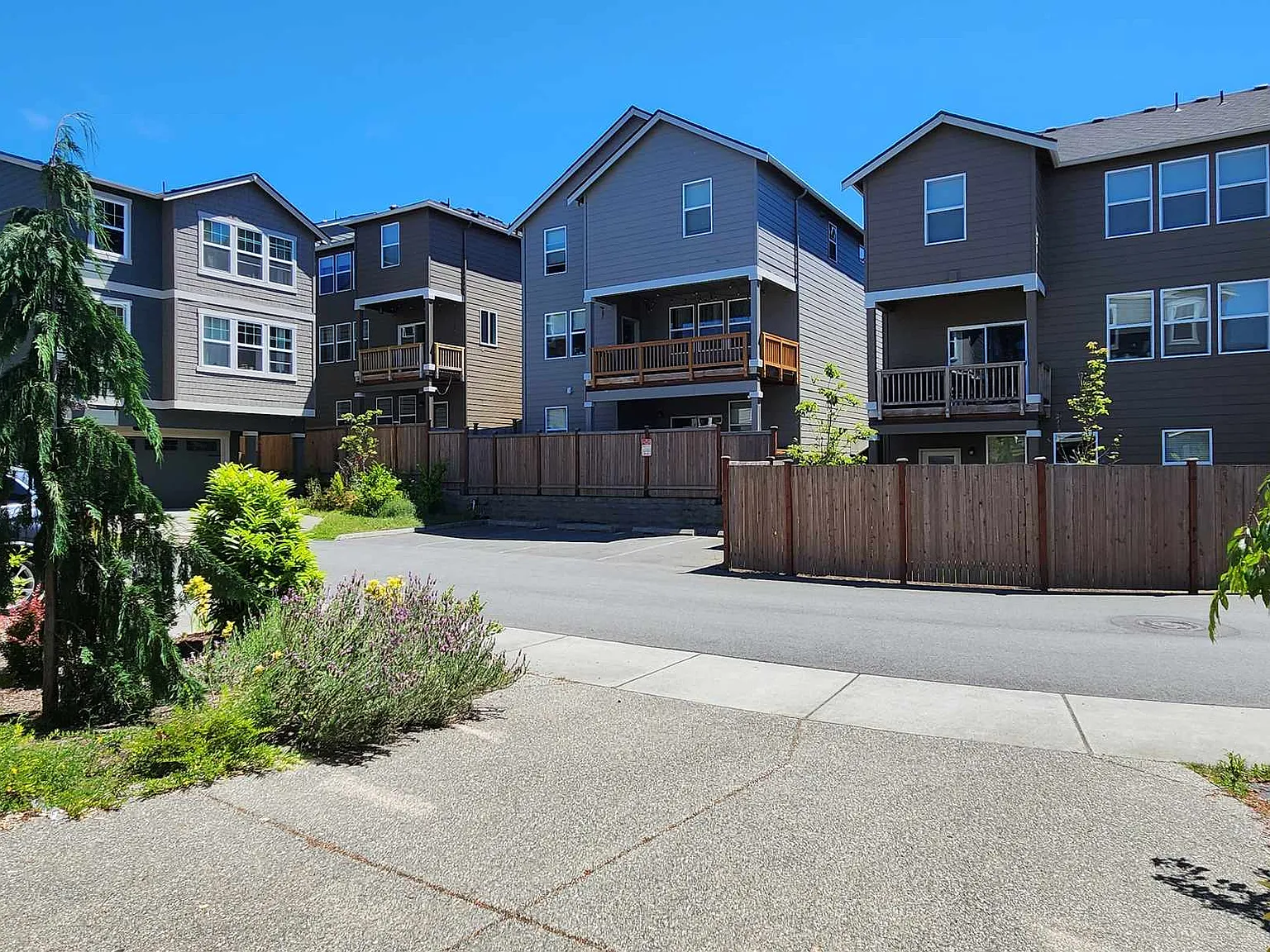 3 bed, 2.5 bath, 2014 sqft, $3,400 — Photo 4