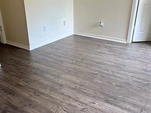 5th image of 370 Livingstone Ln