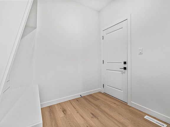 4th image of 6 Enns Ct