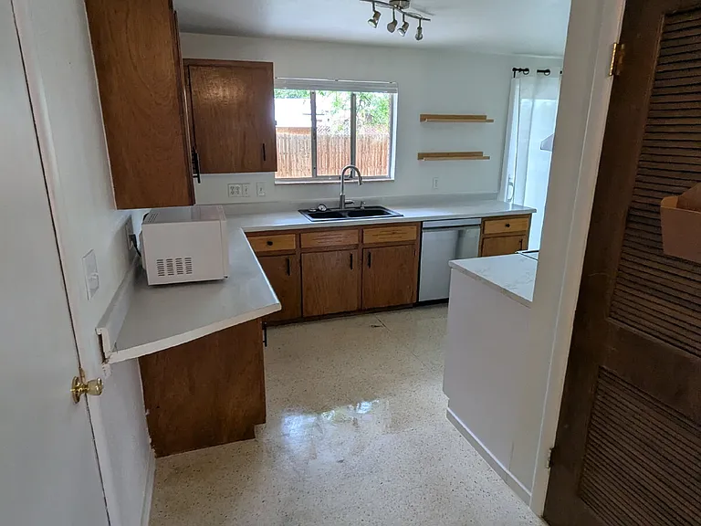 7070 Beacon Way — Photo 8