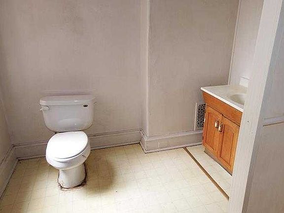 1st flr bath