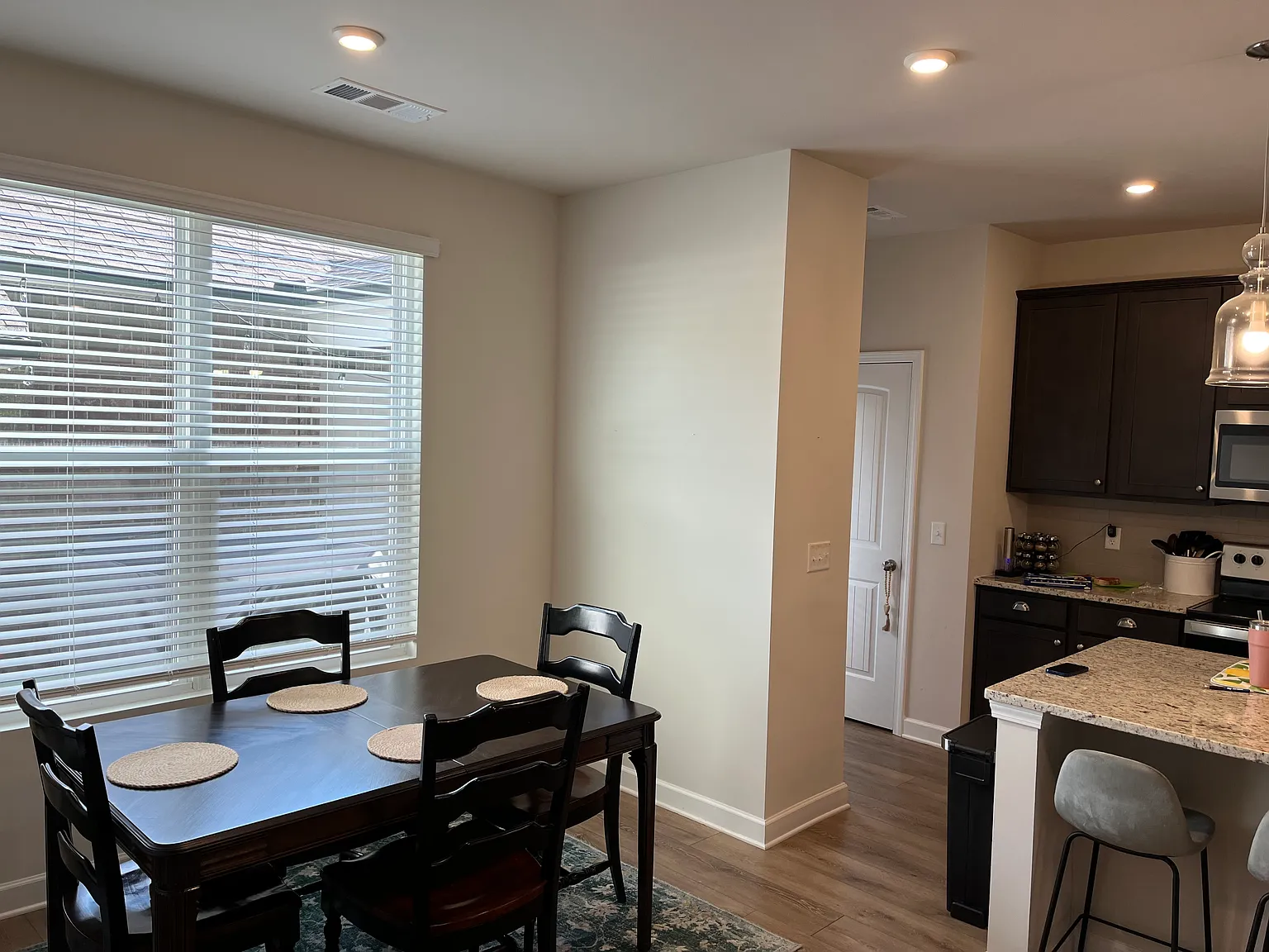 3 bed, 2.5 bath, 1711 sqft, $2,000 — Photo 4