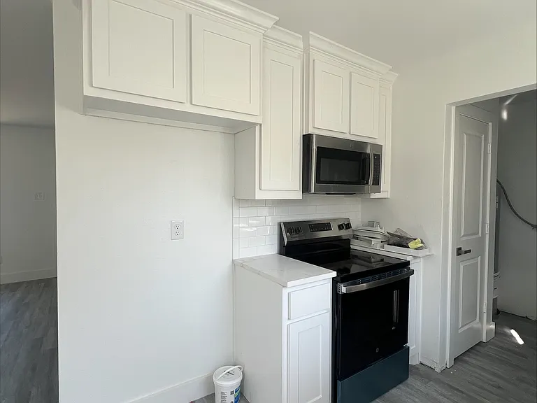 301 W Rochester St — Photo 8