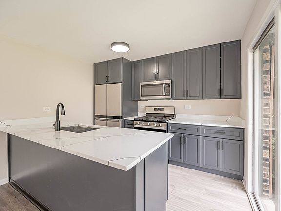 4th image of 2S739 Winchester Cir E Unit 1