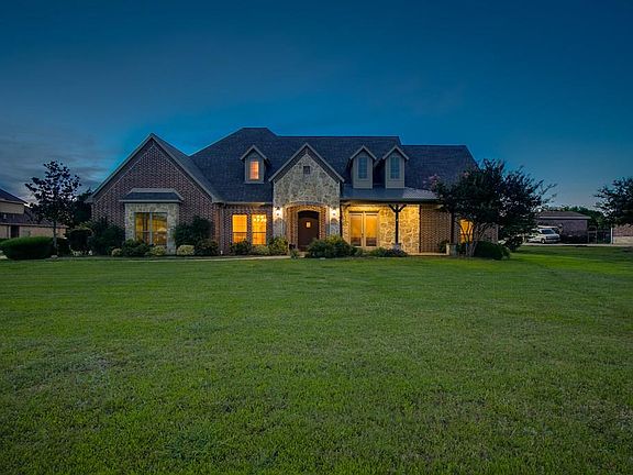 3rd image of 204 Lost Spur Ln