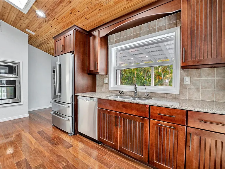 631 Harbor Ave — Photo 16
