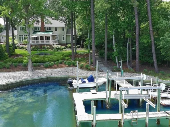 701 Crystal Ln, Virginia Beach, VA 23451