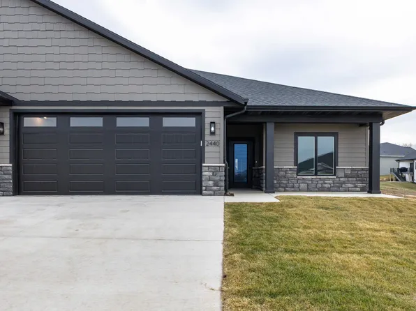 2440 Rolling Creek Ln, Dubuque, IA 52003