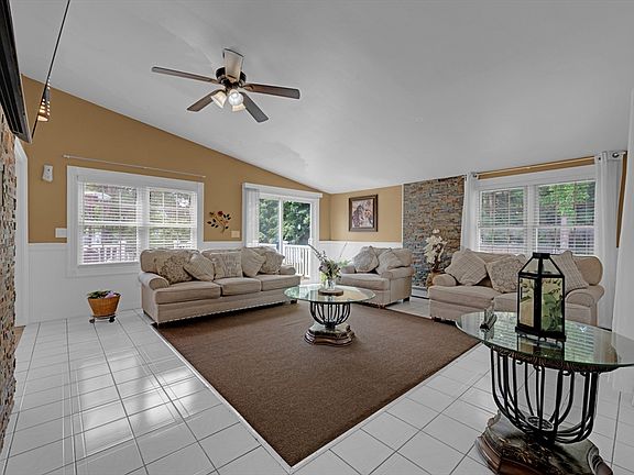 5th image of 304 Wanoosnoc Rd