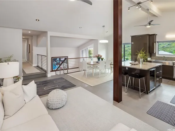 1398 Miloiki St, Honolulu, HI 96825