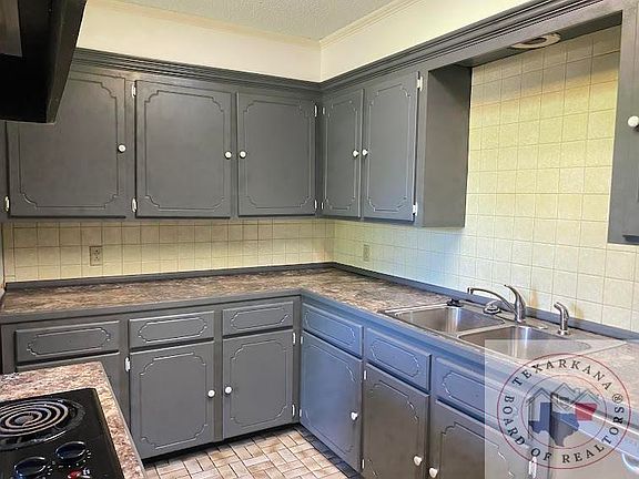 4th image of 601 W Cypress St