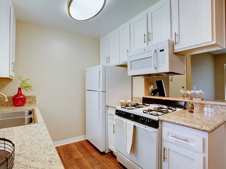Shadow Mountain Apartments — Photo 32
