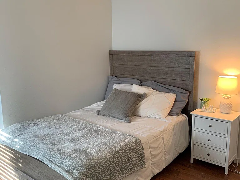 Room 1 with ceiling fan