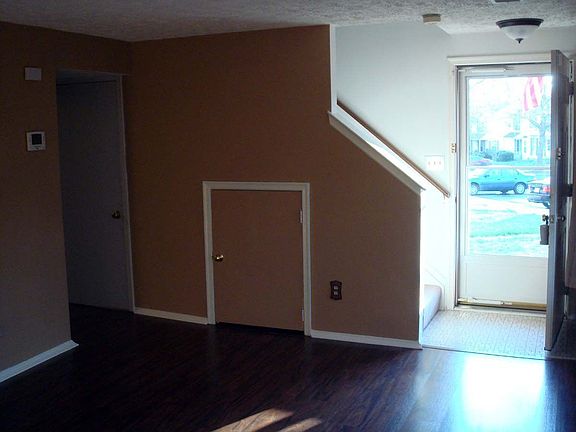 Living room, angle 2