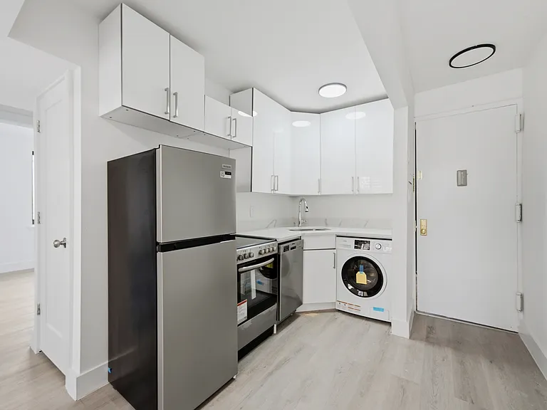 300 E 96th St #3E — Photo 3