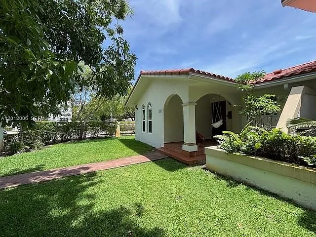 3 bed, 2.0 bath, 2000 sqft, $4,700 — Photo 2