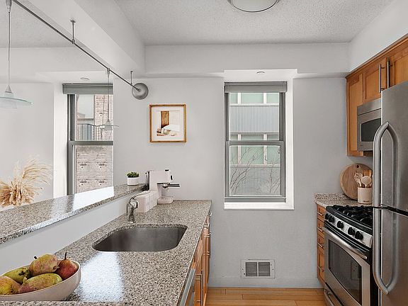 3rd image of 516 W 47th St APT S5l