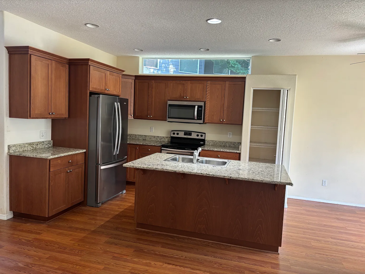 4 bed, 2.5 bath, 2192 sqft, $3,200 — Photo 4